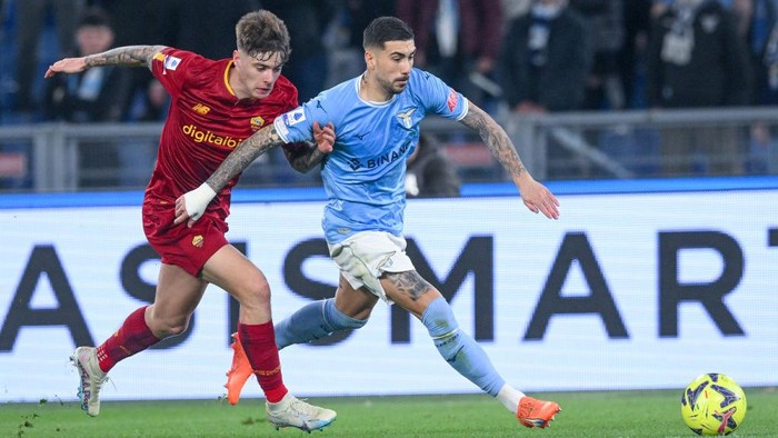 Mattia Zaccagni of SS Lazio and Nicola Zalewski of AS Roma compete for the ball during the Serie A match between SS Lazio and AS Roma at Stadio Olimpico, Rome, Italy on March 19, 2023.   (Photo by Giuseppe Maffia/NurPhoto via Getty Images)