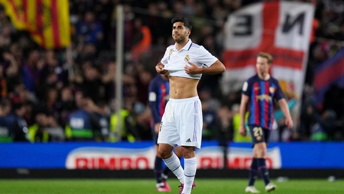BARCELONA, SPAIN - MARCH 19: Marco Asensio of Real Madrid looks dejected after their sides defeat in during the LaLiga Santander match between FC Barcelona and Real Madrid CF at Spotify Camp Nou on March 19, 2023 in Barcelona, Spain. (Photo by Angel Martinez/Getty Images)