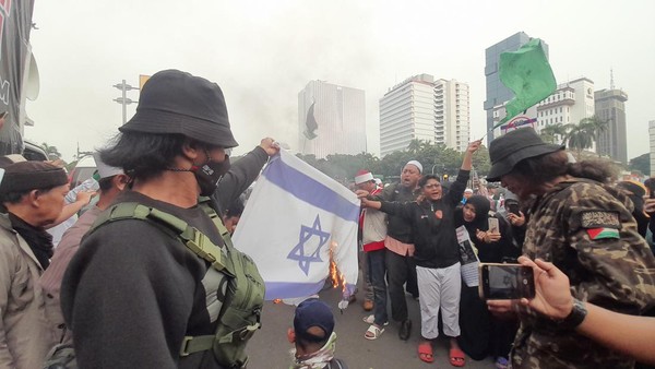 Massa bakar bendera Israel saat demo di kawasan Patung Kuda (Ilham-detikcom)