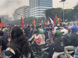 Massa Mahasiswa di Depan DPR Tutup Jalan Gatot Subroto, Lalin Stuck!