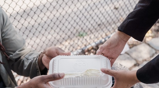 Memberikan Sedekah atau Melakukan Kegiatan Sosial