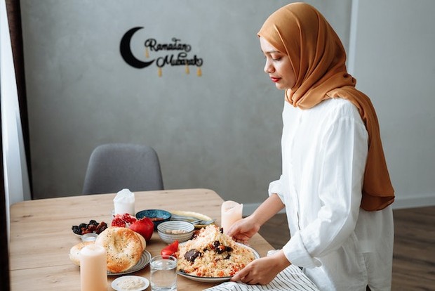 Mempersiapkan Makanan untuk Buka Puasa / foto : pexels.com/Thirdman