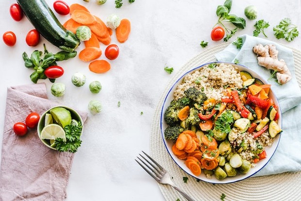 Menjaga Pola Makan Bergizi / foto : pexels.com/EllaOlsson