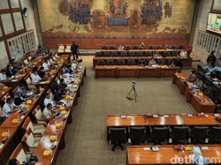 Canda Sarmuji ke Tommy Kurniawan saat Rapat Komisi VI: Calon Menteri