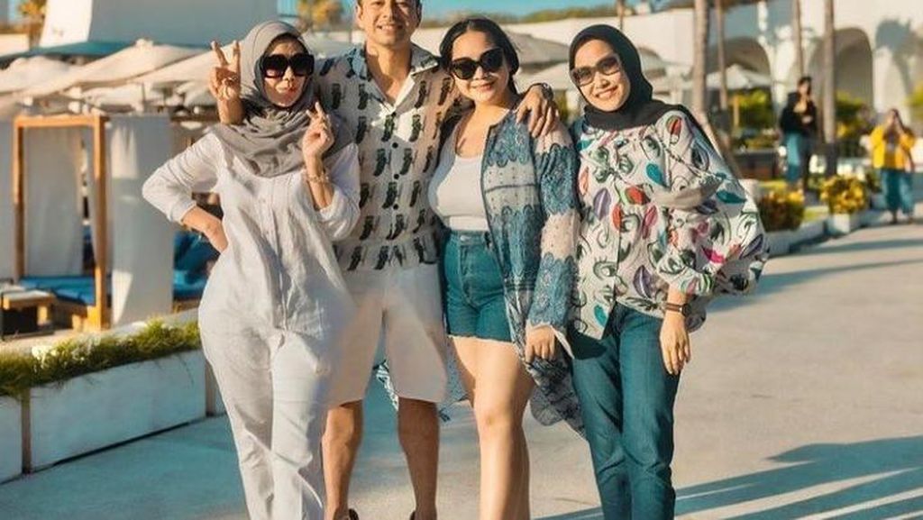 Mimi Bayuh Hangout ke Beach Club Bareng Raffi Ahmad dan Tim RANS