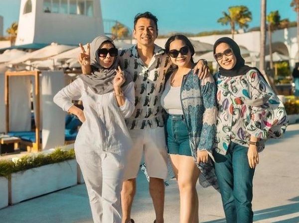 Mimi Bayuh Hangout ke Beach Club Bareng Raffi Ahmad dan Tim RANS