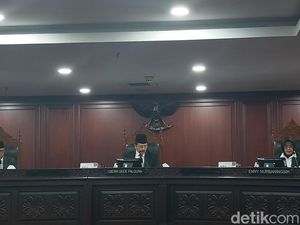 Hakim Konstitusi Guntur Hamzah Terbukti Melanggar Kode Etik Hakim Konstitusi Guntur Hamzah Terbukti Melanggar Kode Etik
