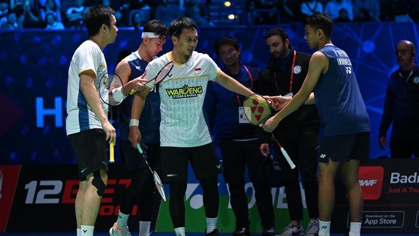 Mohammad Ahsan Indonesias Mohammad Ahsan (C) is helped up after falling during the mens doubles final with Indonesias Hendra Setiawan against Indonesias Fajar Alfian and Indonesias Muhammad Rian Ardianto at the All England Open Badminton Championships at the Utilita Arena in Birmingham, central England, on March 19, 2023. (Photo by Oli SCARFF / AFP) (Photo by OLI SCARFF/AFP via Getty Images)