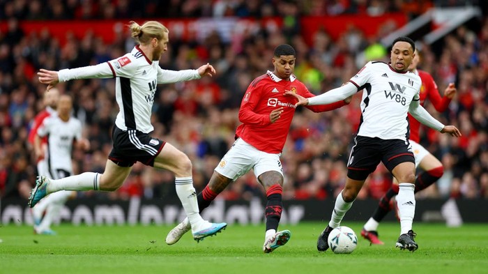 Soccer Football - FA Cup - Quarter-Final - Manchester United v Fulham - Old Trafford, Manchester, Britain - March 19, 2023 Manchester Uniteds Marcus Rashford in action with Fulhams Kenny Tete and Tim Ream REUTERS/Carl Recine