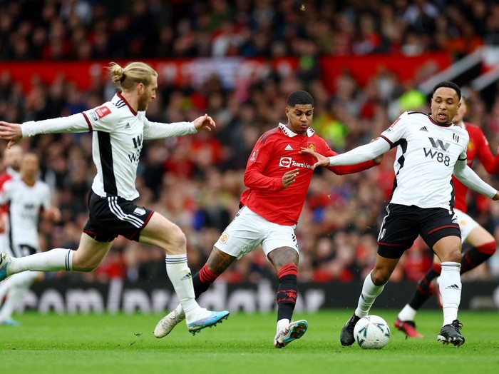 Soccer Football - FA Cup - Quarter-Final - Manchester United v Fulham - Old Trafford, Manchester, Britain - March 19, 2023 Manchester United's Marcus Rashford in action with Fulham's Kenny Tete and Tim Ream REUTERS/Carl Recine