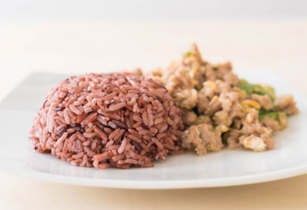 Nasi merah di atas piring