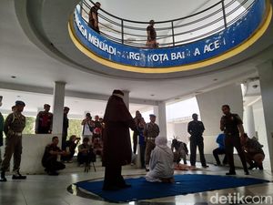 Digerebek Istri Mesum dengan Selingkuhan, Pria di Aceh Dicambuk Digerebek Istri Mesum dengan Selingkuhan, Pria di Aceh Dicambuk