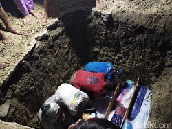 Syabda Perkasa, Ibu dan Neneknya Dimakamkan Berdampingan di 1 Liang Lahad