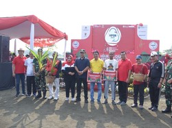 Hari Peduli Sampah, Pemkot Semarang-Warga Bersihkan Pantai Tirang