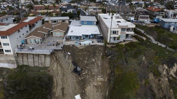 Penampakan Apartemen di California Roboh Akibat Longsor