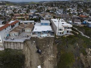 Penampakan Apartemen di California Roboh Akibat Longsor
