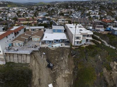 Penampakan Apartemen di California Roboh Akibat Longsor