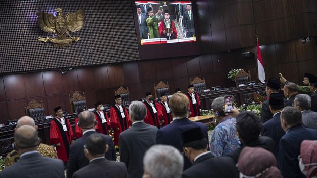 Hakim Konstitusi Anwar Usman (tampak di layar) mengucapkan sumpah jabatan sebagai Ketua Mahkamah Konstitusi (MK) masa jabatan 2023-2028 dalam Sidang Pleno Khusus MK untuk Pengucapan Sumpah Ketua dan Wakil Ketua Mahkamah Konstitusi masa jabatan 2023-2028 di Gedung MK, Jakarta, Senin (20/3/2023). Hakim Konstitusi Anwar Usman dan Saldi Isra sah ditetapkan sebagai Ketua dan Wakil Ketua Mahkamah Konstitusi masa jabatan 2023 hingga 2028. ANTARA FOTO/Sigid Kurniawan/foc.