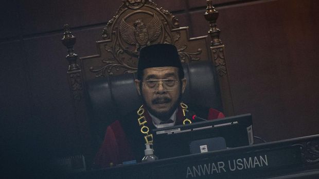 Ketua Mahkamah Konstitusi Anwar Usman menyampaikan pidato usai mengucapkan sumpah jabatan sebagai Ketua MK masa jabatan 2023-2028 dalam Sidang Pleno Khusus MK untuk Pengucapan Sumpah Ketua dan Wakil Ketua Mahkamah Konstitusi masa jabatan 2023-2028 di Gedung MK, Jakarta, Senin (20/3/2023). Hakim Konstitusi Anwar Usman dan Saldi Isra sah ditetapkan sebagai Ketua dan Wakil Ketua Mahkamah Konstitusi masa jabatan 2023 hingga 2028.ANTARA FOTO/Sigid Kurniawan/foc.