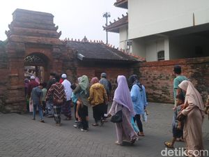 Peziarah Makam Sunan Kudus Jelang Ramadan Capai 4.000 Orang Per Hari