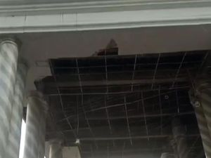 Plafon di Kantor Bupati Pandeglang Ambruk Diterjang Angin Kencang Plafon di Kantor Bupati Pandeglang Ambruk Diterjang Angin Kencang