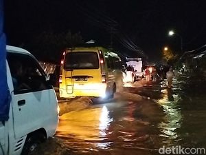 Banjir Rendam Jalan Trans Sulawesi di Polewali Mandar, Lalin Tersendat Banjir Rendam Jalan Trans Sulawesi di Polewali Mandar, Lalin Tersendat