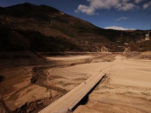 Potret Kekeringan Ekstrem Waduk di Spanyol, Desa Tenggelam Muncul Lagi