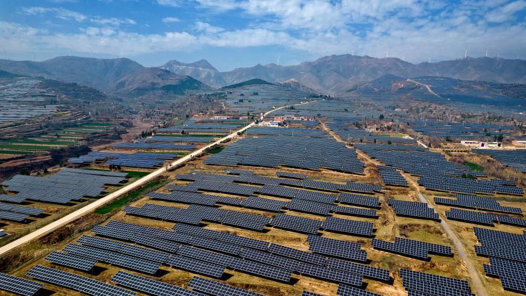 Potret Pegunungan di China yang Diselimuti Ladang Panel Surya Potret Pegunungan di China yang Diselimuti Ladang Panel Surya