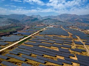 Potret Pegunungan di China yang Diselimuti Ladang Panel Surya Potret Pegunungan di China yang Diselimuti Ladang Panel Surya