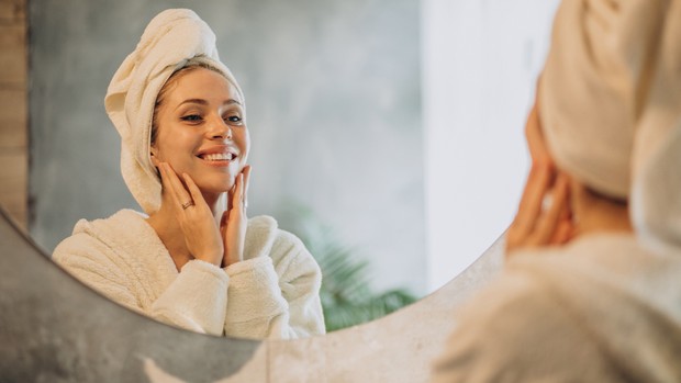 ilustrasi seorang perempuan tengah melakukan rutinitas skincare malam