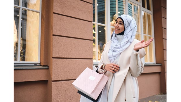 ilustrasi seorang muslimah yang terlihat sedang membawa barang belanjaan