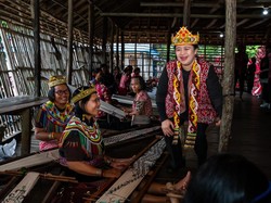 Kenakan Tenun Ikat Khas Dayak, Ini Momen Puan Kunjungi Rumah Betang