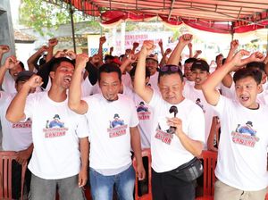 Nelayan Balad Ganjar Beri Bantuan Alat Perbaikan Kapal di Tasikmalaya