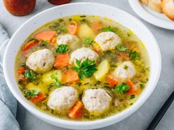 Resep Bola-bola Ayam dan Sayuran Kuah Kaldu yang Gurih Enak Untuk Sahur