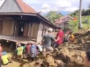 Rumah Panggung di Enrekang Ambruk Saat Dipindahkan, 5 Orang Tertimpa
