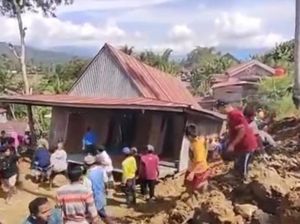 Polisi Ungkap Penyebab Rumah Panggung di Enrekang Ambruk Saat Dipindahkan Polisi Ungkap Penyebab Rumah Panggung di Enrekang Ambruk Saat Dipindahkan