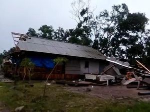 Puting Beliung Terjang Jatiluhur, Rumah Warga Rusak-Aliran Listrik Putus Puting Beliung Terjang Jatiluhur, Rumah Warga Rusak-Aliran Listrik Putus