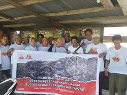 Relawan Ganjar Salurkan Bantuan untuk Peternak Ikan di Kaltim