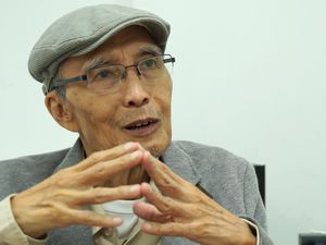 Makna Puisi Hujan Bulan Juni Karya Sapardi Djoko Damono dan Profil Lengkapnya