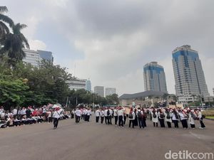 Massa Datangi Patung Kuda, Lalin di Jalan Medan Merdeka Barat Dialihkan