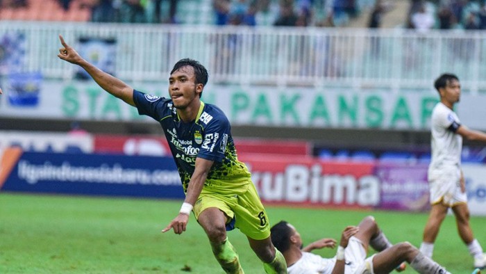 Selebrasi Robi Darwis saat menjebol gawang Robi Darwis.