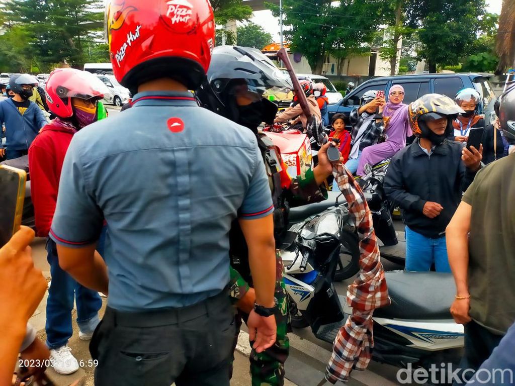 Kronologi 3 ABG Bercelurit Ditangkap Babinsa di Jaktim, Nyaris Diamuk Massa Kronologi 3 ABG Bercelurit Ditangkap Babinsa di Jaktim, Nyaris Diamuk Massa