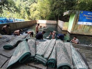 Ramai-ramai Cuci Karpet Musala Sambut Ramadan di Ndas Gending Magelang