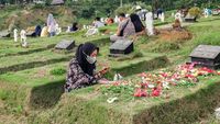 Suasana Ziarah Kubur di Pemakaman COVID-19 Jelang Ramadan