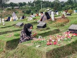 Bacaan Doa Ziarah Kubur Singkat Beserta Arab, Latin, dan Artinya