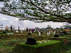 Apakah Harus Mandi setelah Ziarah Kubur? Begini Adabnya