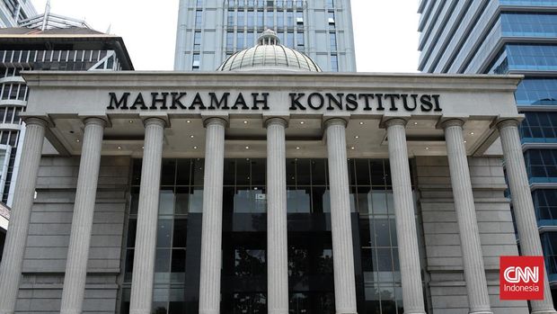 Pengucapan sumpah Ketua MK Anwar Usman dan Wakil Ketua MK Saldi Isra digelar di Ruang Sidang Pleno Gedung I MK. Senin (20/3/2023). (CNN Indonesia/Andry Novelino)