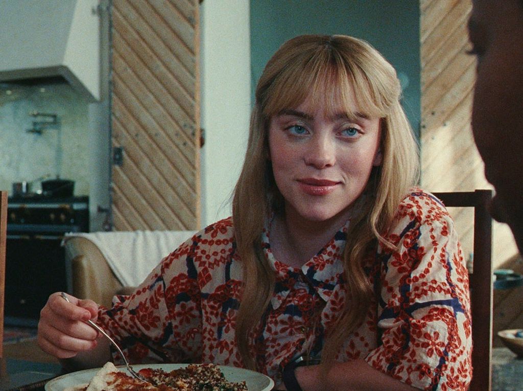 Kisah Debut Billie EIlish di Swarm, Jadi Pemimpin Sekte Sesat Alison Mack Kisah Debut Billie EIlish di Swarm, Jadi Pemimpin Sekte Sesat Alison Mack