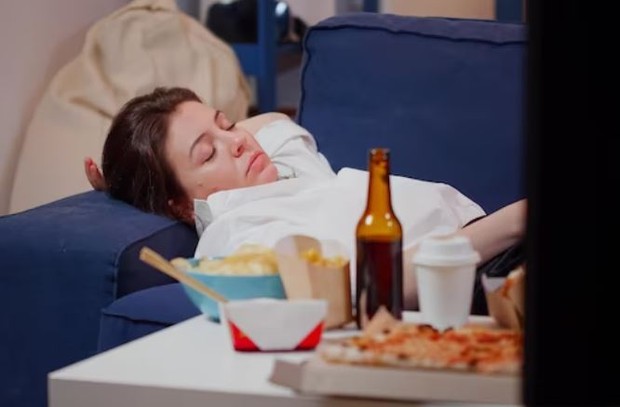 Perempuan tertidur setelah makan