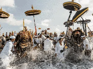 Umat Hindu Bali Menyucikan Diri Lewat Upacara Melasti